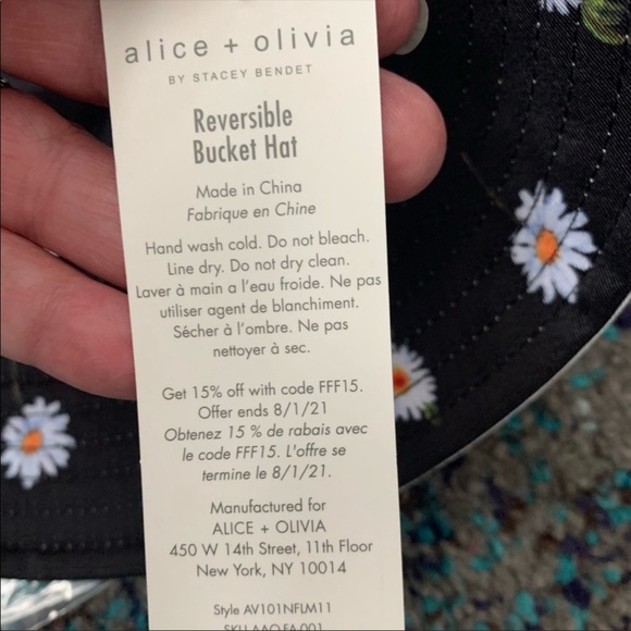 Alice + Olivia reversible bucket hat. Daisy print. NWT - Picture 7 of 10